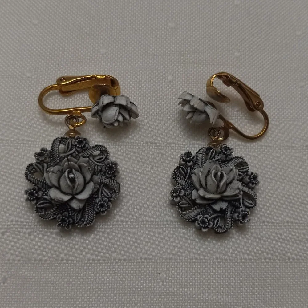 Vintage Black and White Molded Celluloid Flower Earrings - Picture 2 of 6